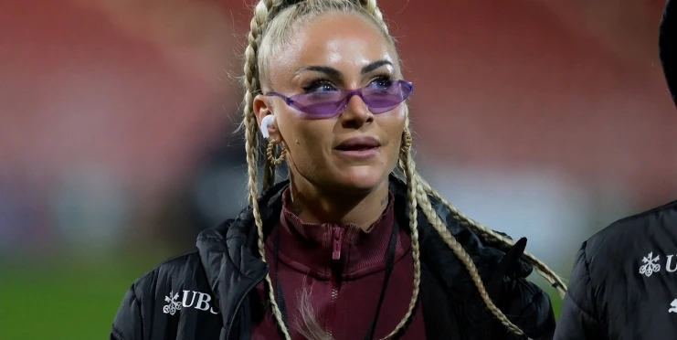 Alisha odhodila stud i podprsenku. Nejkrásnější fotbalistka pózovala nahoře bez