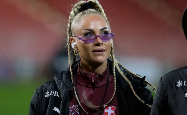 Alisha odhodila stud i podprsenku. Nejkrásnější fotbalistka pózovala nahoře bez