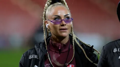 Alisha odhodila stud i podprsenku. Nejkrásnější fotbalistka pózovala nahoře bez