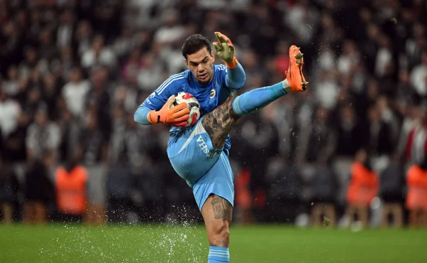 Turecké peklo. Bývalý brankář City se ocitnul pod palbou fanoušků Besiktase