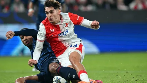 Jen pár minut a pak kolaps. Anglická média kritizují Slavii za výkon proti Arsenalu