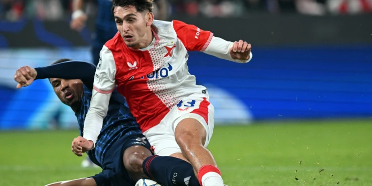 Jen pár minut a pak kolaps. Anglická média kritizují Slavii za výkon proti Arsenalu