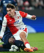 Jen pár minut a pak kolaps. Anglická média kritizují Slavii za výkon proti Arsenalu