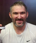 Vysmívají se Ukrajincům, Trumpovi, ale i Ovimu. Jak Rusové oslavují 900. gól Alexandra Ovečkina