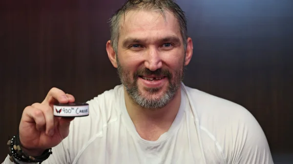 Vysmívají se Ukrajincům, Trumpovi, ale i Ovimu. Jak Rusové oslavují 900. gól Alexandra Ovečkina