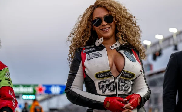 Beyoncé na Velké ceně Las Vegas: Nasoukala se do kombinézy a otestovala rychlost 320 km/h