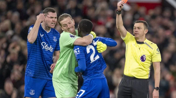 Červená za facku spoluhráči. Mně se to líbilo, šokoval pak kouč Evertonu Moyes