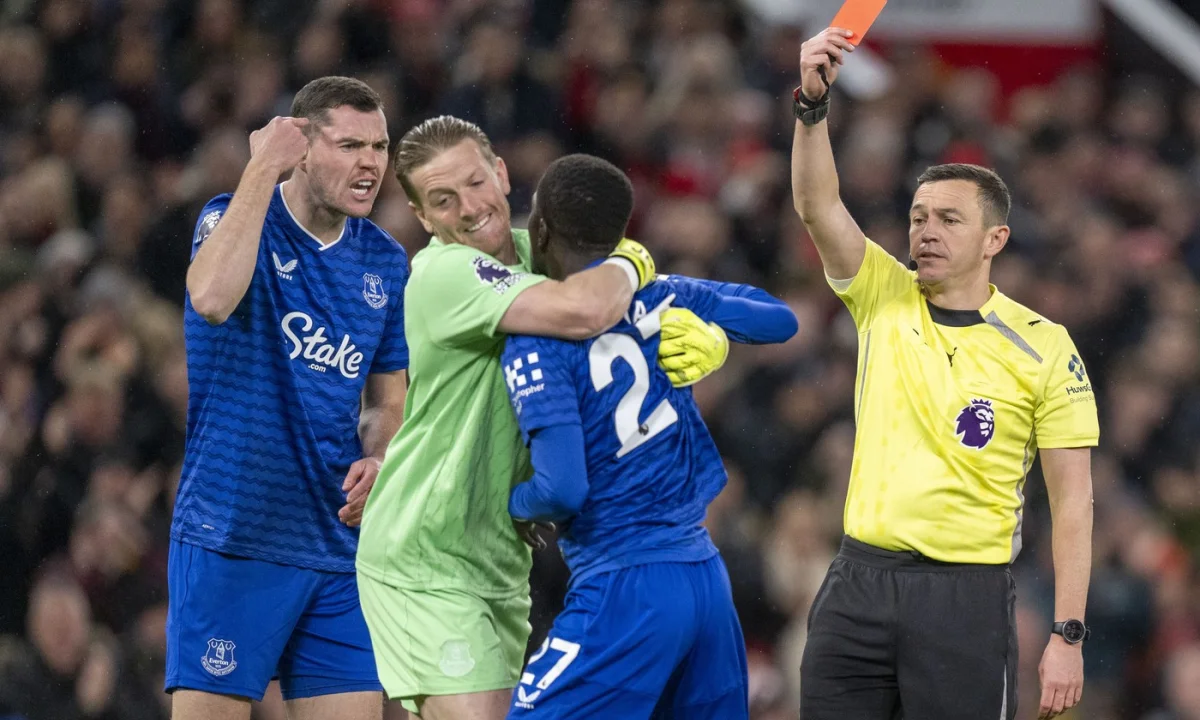 Červená za facku spoluhráči. Mně se to líbilo, šokoval pak kouč Evertonu Moyes