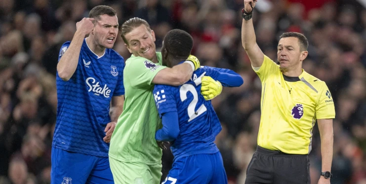 Červená za facku spoluhráči. Mně se to líbilo, šokoval pak kouč Evertonu Moyes