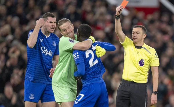 Červená za facku spoluhráči. Mně se to líbilo, šokoval pak kouč Evertonu Moyes