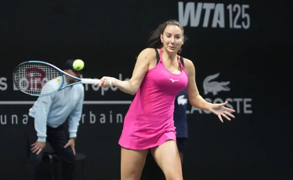 Měla závratě, tak si nechala zvětšit poprsí. Teď má tenistka lukrativního sponzora