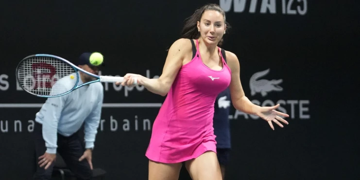 Měla závratě, tak si nechala zvětšit poprsí. Teď má tenistka lukrativního sponzora