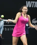 Měla závratě, tak si nechala zvětšit poprsí. Teď má tenistka lukrativního sponzora