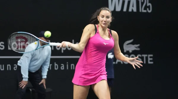 Měla závratě, tak si nechala zvětšit poprsí. Teď má tenistka lukrativního sponzora