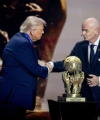 Pro sebe chtěl trofej větší, než dostanou mistři světa. Donald Trump poprvé narazil