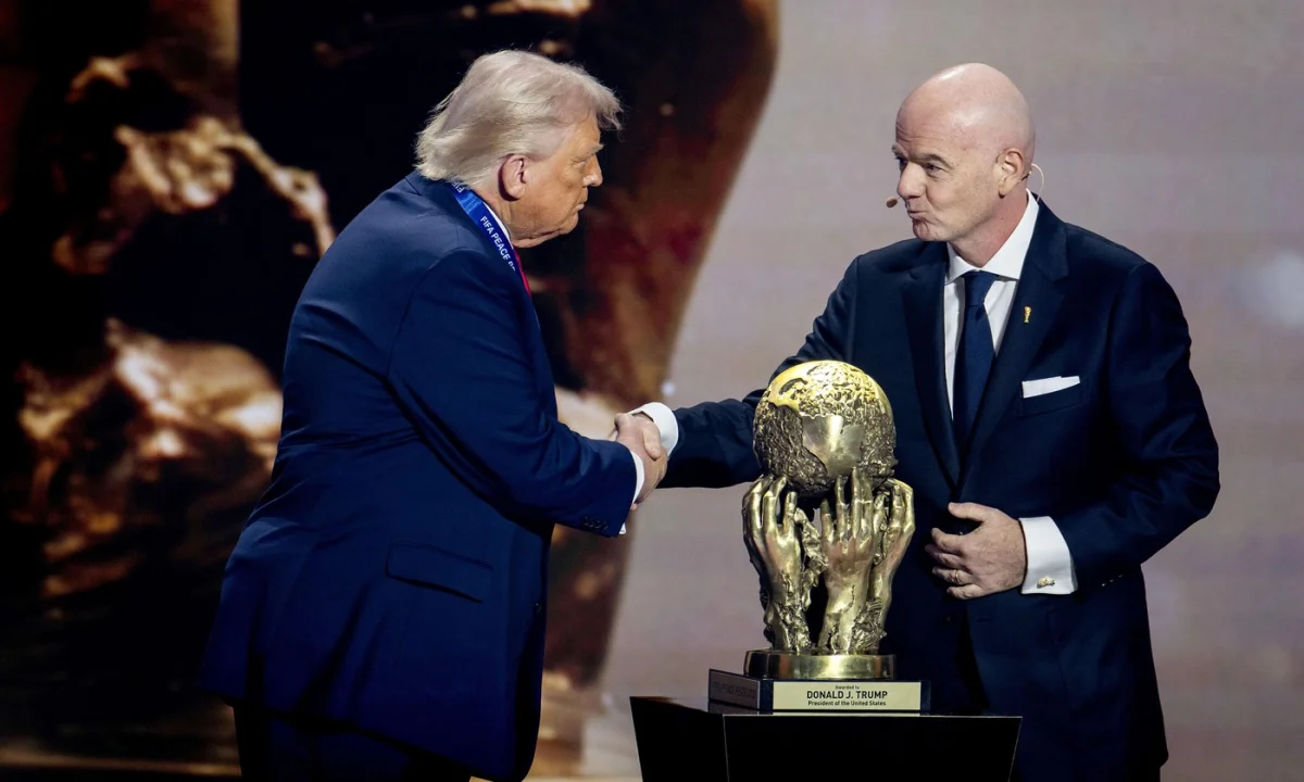 Pro sebe chtěl trofej větší, než dostanou mistři světa. Donald Trump poprvé narazil