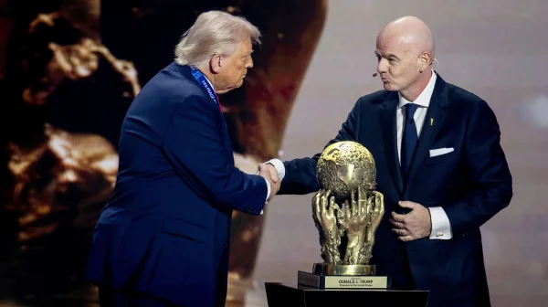 Pro sebe chtěl trofej větší, než dostanou mistři světa. Donald Trump poprvé narazil