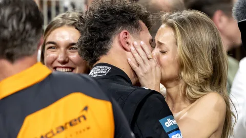 O tohle jsi přišel, Lando. Norrisova ex se svlékla do spodního prádla