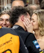 O tohle jsi přišel, Lando. Norrisova ex se svlékla do spodního prádla