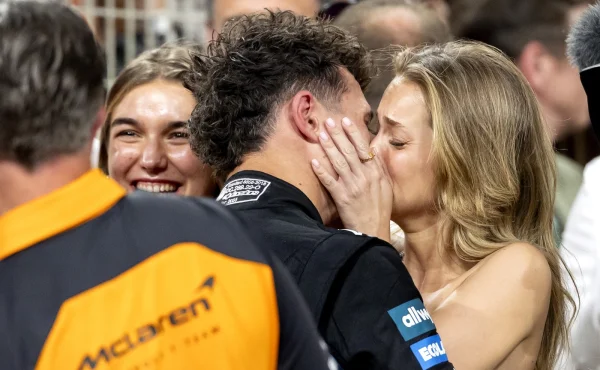 O tohle jsi přišel, Lando. Norrisova ex se svlékla do spodního prádla