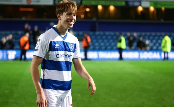 I tak může vypadat oslava. Hvězdě QPR stáhli po gólu kraťasy