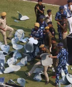 Messiho návštěva Indie způsobila nepokoje. Místo platícím fanouškům se věnoval VIP