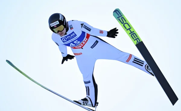 Po kombinézách přišly ponožky. Norští skokané na lyžích znovu podvádějí