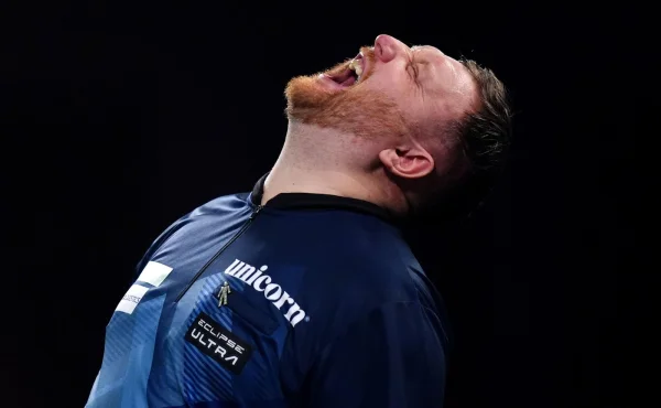 Zbláznil se snad? Skotský šipkař tloukl do stolu a spálil si ruku ohňostrojem