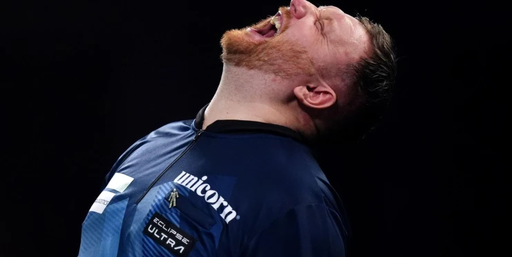 Zbláznil se snad? Skotský šipkař tloukl do stolu a spálil si ruku ohňostrojem