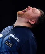 Zbláznil se snad? Skotský šipkař tloukl do stolu a spálil si ruku ohňostrojem