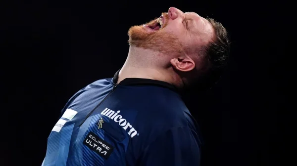 Zbláznil se snad? Skotský šipkař tloukl do stolu a spálil si ruku ohňostrojem