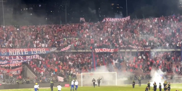 Kampaň 'Fotbal v míru' skončila bitvou. Policie zabavila 120 kilogramů pyrotechniky