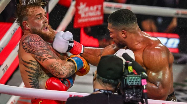 Sedm dní jen tekutá strava. Jake Paul má vyražené zuby a titanové destičky v čelisti