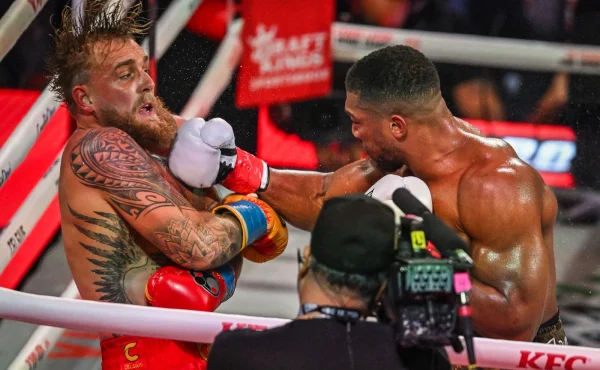 Sedm dní jen tekutá strava. Jake Paul má vyražené zuby a titanové destičky v čelisti