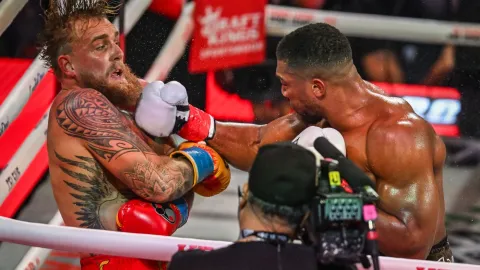 Sedm dní jen tekutá strava. Jake Paul má vyražené zuby a titanové destičky v čelisti