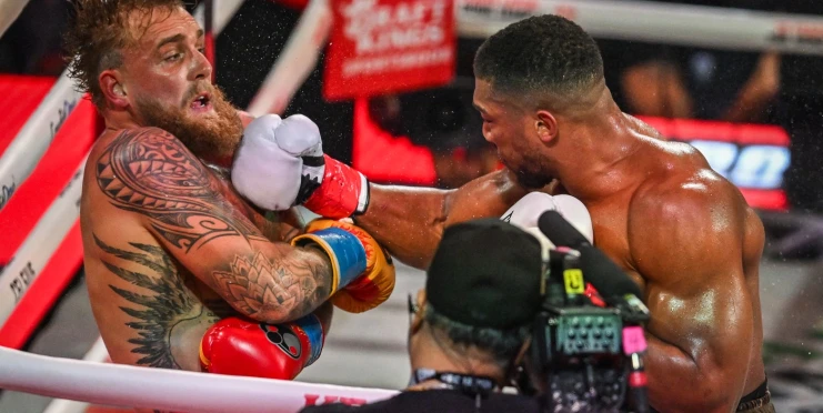 Sedm dní jen tekutá strava. Jake Paul má vyražené zuby a titanové destičky v čelisti