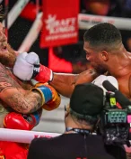 Sedm dní jen tekutá strava. Jake Paul má vyražené zuby a titanové destičky v čelisti