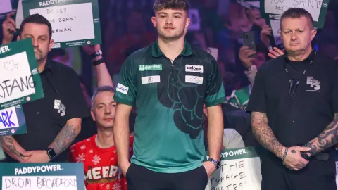 Z pódia zpátky na stavbu. Hvězda šipkařského šampionátu už zase zedničí