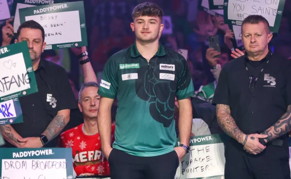 Z pódia zpátky na stavbu. Hvězda šipkařského šampionátu už zase zedničí