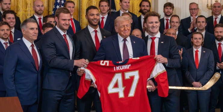 Nesnáším je, přivítal Trump šampiony NHL. Pak promluvil o síle americké armády
