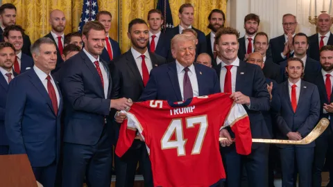 Nesnáším je, přivítal Trump šampiony NHL. Pak promluvil o síle americké armády