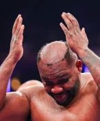 Nečekaná podívaná v ringu: Boxer jediným úderem skalpoval svého soupeře