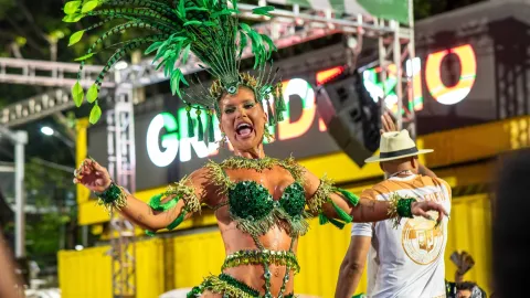 Žádná móda, jen pevné svaly. Přítelkyně Viníciuse ukázala vypracovanou postavu