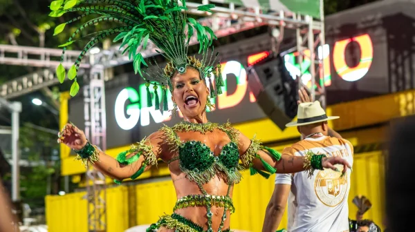 Žádná móda, jen pevné svaly. Přítelkyně Viníciuse ukázala vypracovanou postavu