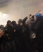 Protesty proti olympiádě: Tisíce lidí v ulicích Milána a výbušnina na kolejích