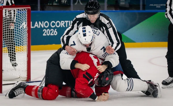 Popral se s Kanaďanem, provokoval fanoušky. Hokejista dostal stopku od vlastního svazu