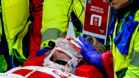 Polská rychlobruslařka je po operaci. Při hromadném pádu ji zasáhla soupeřka do oka