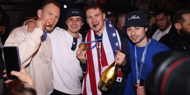 Slavný moderátor zaplatil celý účet za hokejisty USA. Večer ve strip klubu přišel na miliony