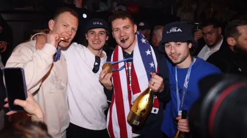 Slavný moderátor zaplatil celý účet za hokejisty USA. Večer ve strip klubu přišel na miliony