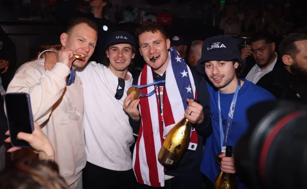 Slavný moderátor zaplatil celý účet za hokejisty USA. Večer ve strip klubu přišel na miliony